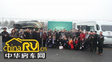 在会议现场，河南红宇企业集团董事长张振强、中国车船协会秘书长刘汉奇共同为此次“蜂巢计划”发布的营地拖挂式房车”westrv”和自行式房车“renger游侠”揭幕。