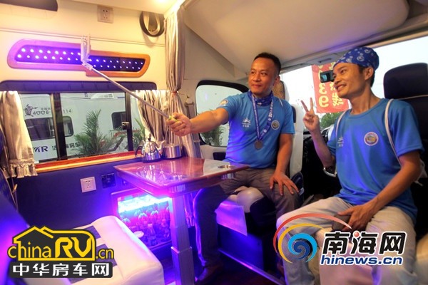 　　宝玮房车吸引市民拍照留念。南海网记者 陈望 摄
